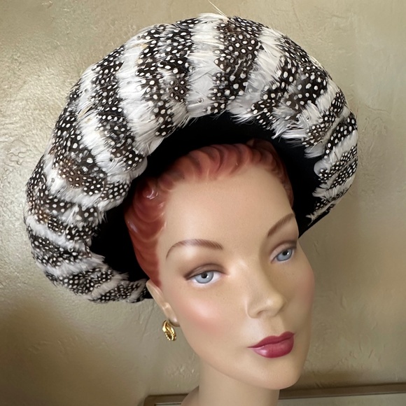 ORNATE 1960s\' BLACK FELT UPTURNED WIDE BRIM HAT + BLACK.WHITE SPOTTED  FEATHERS main image 11